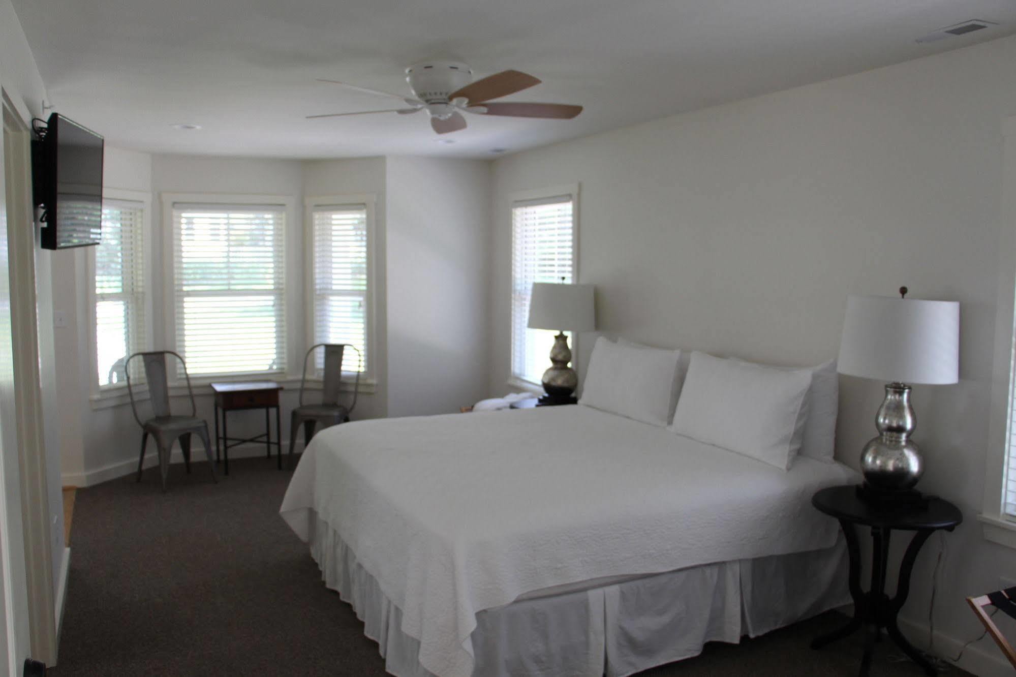 Hotel Cedar Creek New Haven Esterno foto